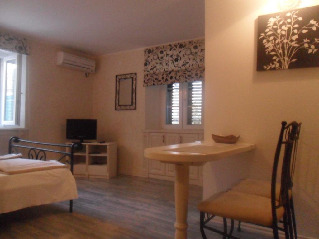 Old Town Apartment ชิเบนิก ห้อง รูปภาพ